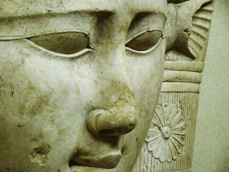 Musée du louvre Paris France Fragment d'un chapiteau décoré de Hathor déesse des festivités et de l'amour Antiquités égyptiennes