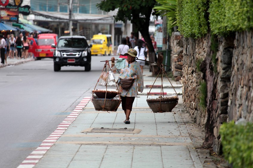 Phuket Thailand femme transportant des paniers sur un balancier homme dans la ville urbanisme et modernisme