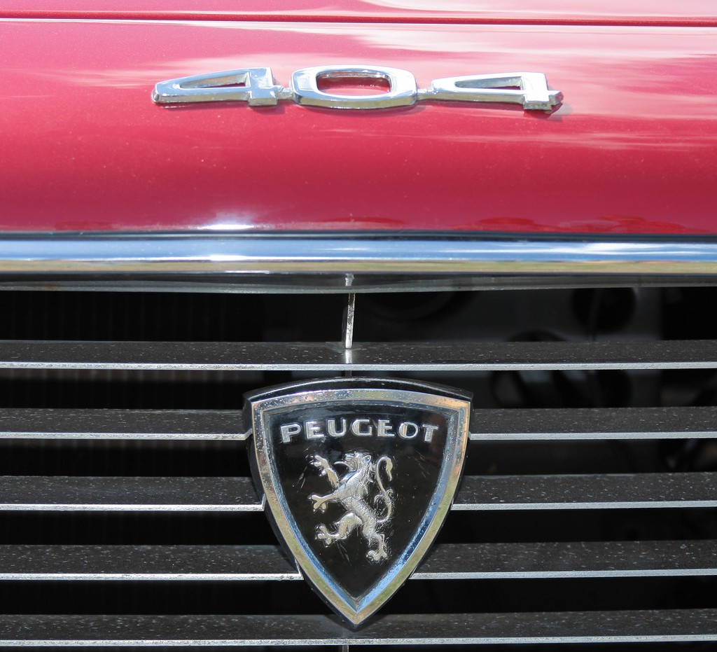 Peugeot 404 Cabriolet injection rouge logo marque Boîte manuelle 4 rapports