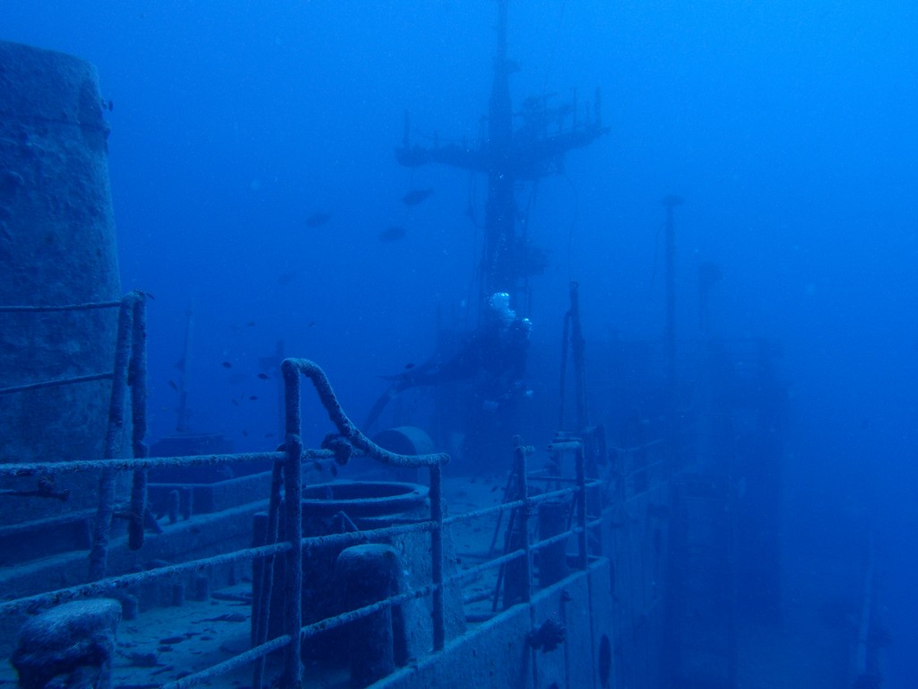 Plongeur sur épave Nouvelle-Calédonie scuba diver wreck New Caledonia