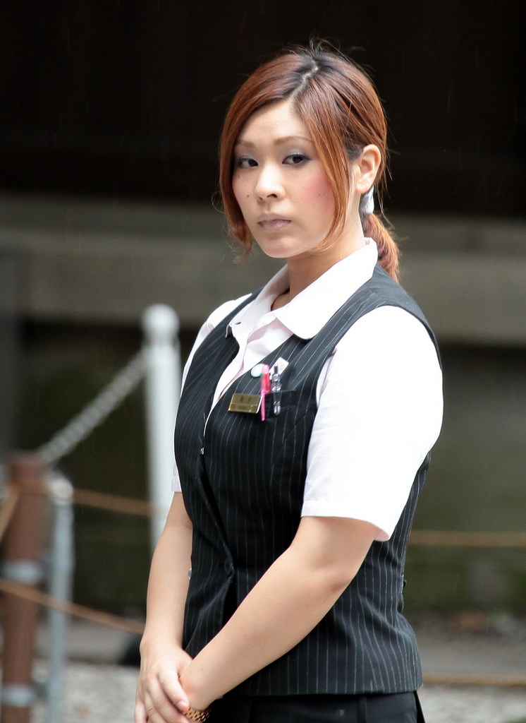 Jolie jeune femme Serveuse assistante mariage shinto sanctuaire Meiji Tokyo Japon