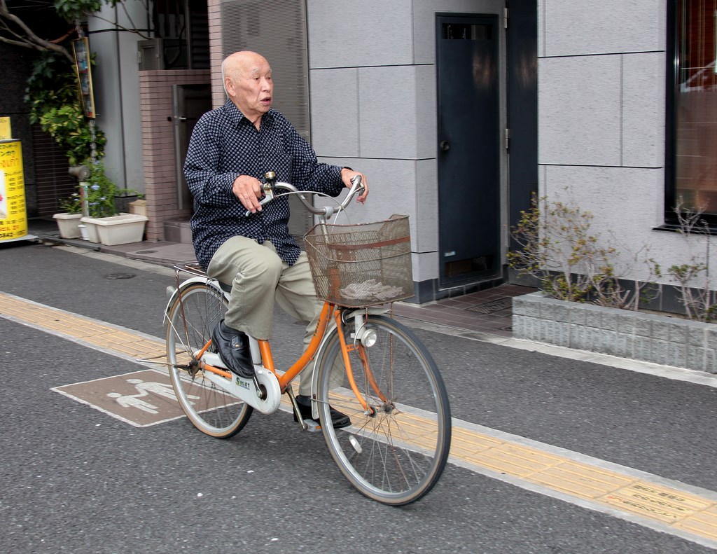 Grand père à vélo ville rue piétons protection accident Tokyo Japon