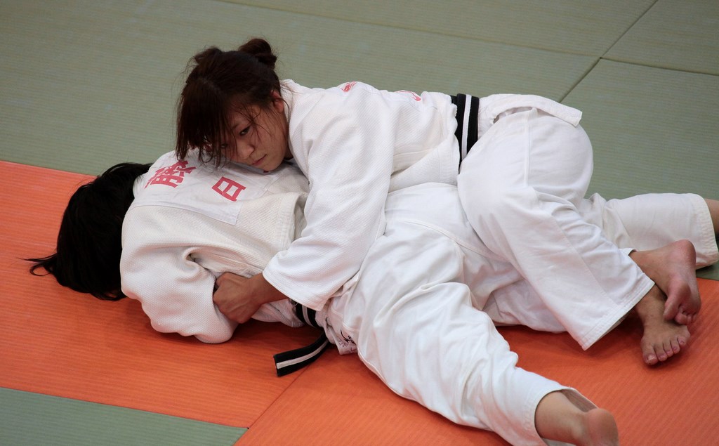 Entrainement technique judo femme combat au sol tatamis Tokyo Japon dojo Kodokan