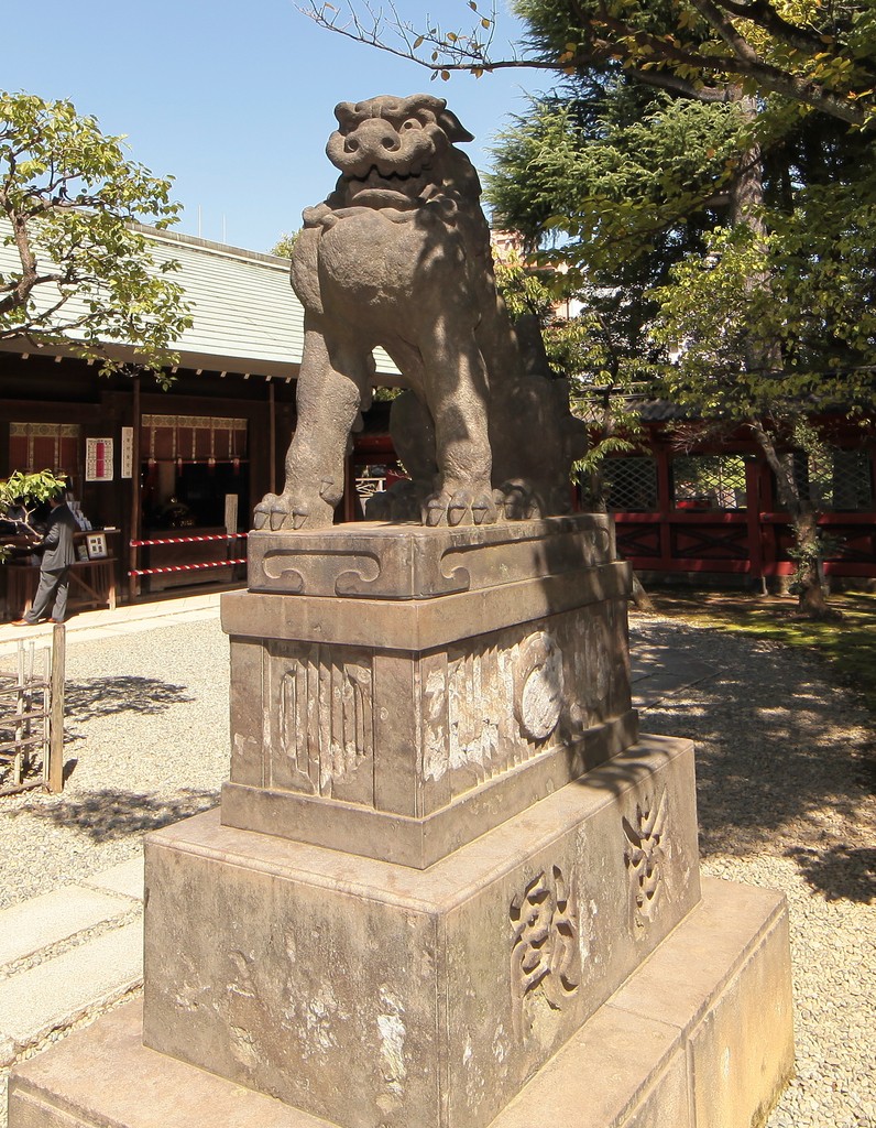 Komainu lion-dogs statue pair entrance shrine Tokyo Japan 狛犬・胡麻犬