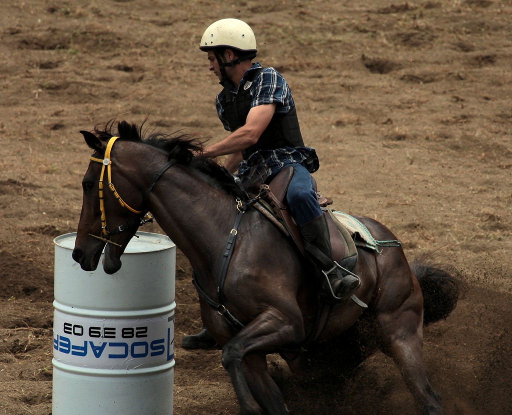 barrel race course baril Cavalier cheval noir bombe blanche stockmen Nouvelle-Calédonie SOCAFER