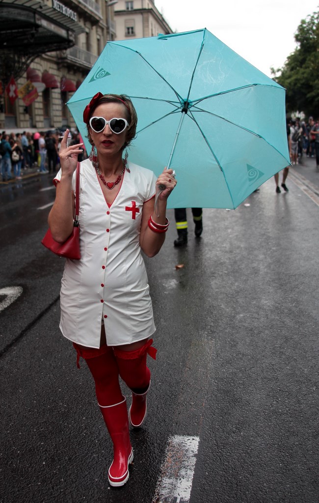 Jolie femme Infirmiere coquine en cuir Lake Parade Geneve Suisse
