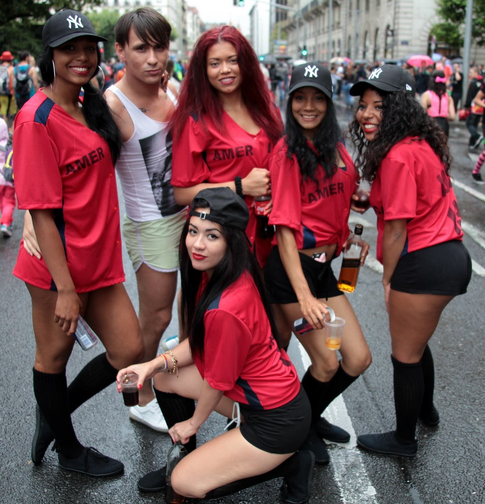 Manneqins femme Tee shirt rouge casquette noire New York Yankees baseball