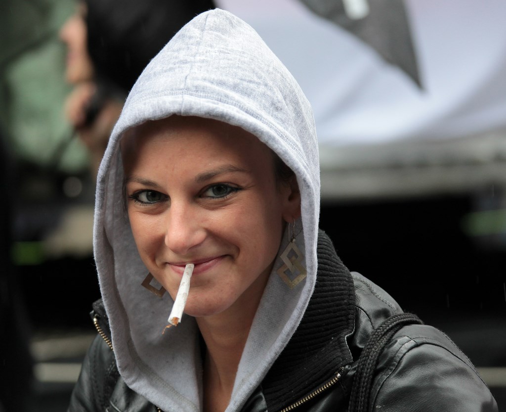 cigarette roulée FEMME QUI FUME UNE CIGARETTE ROULEE
