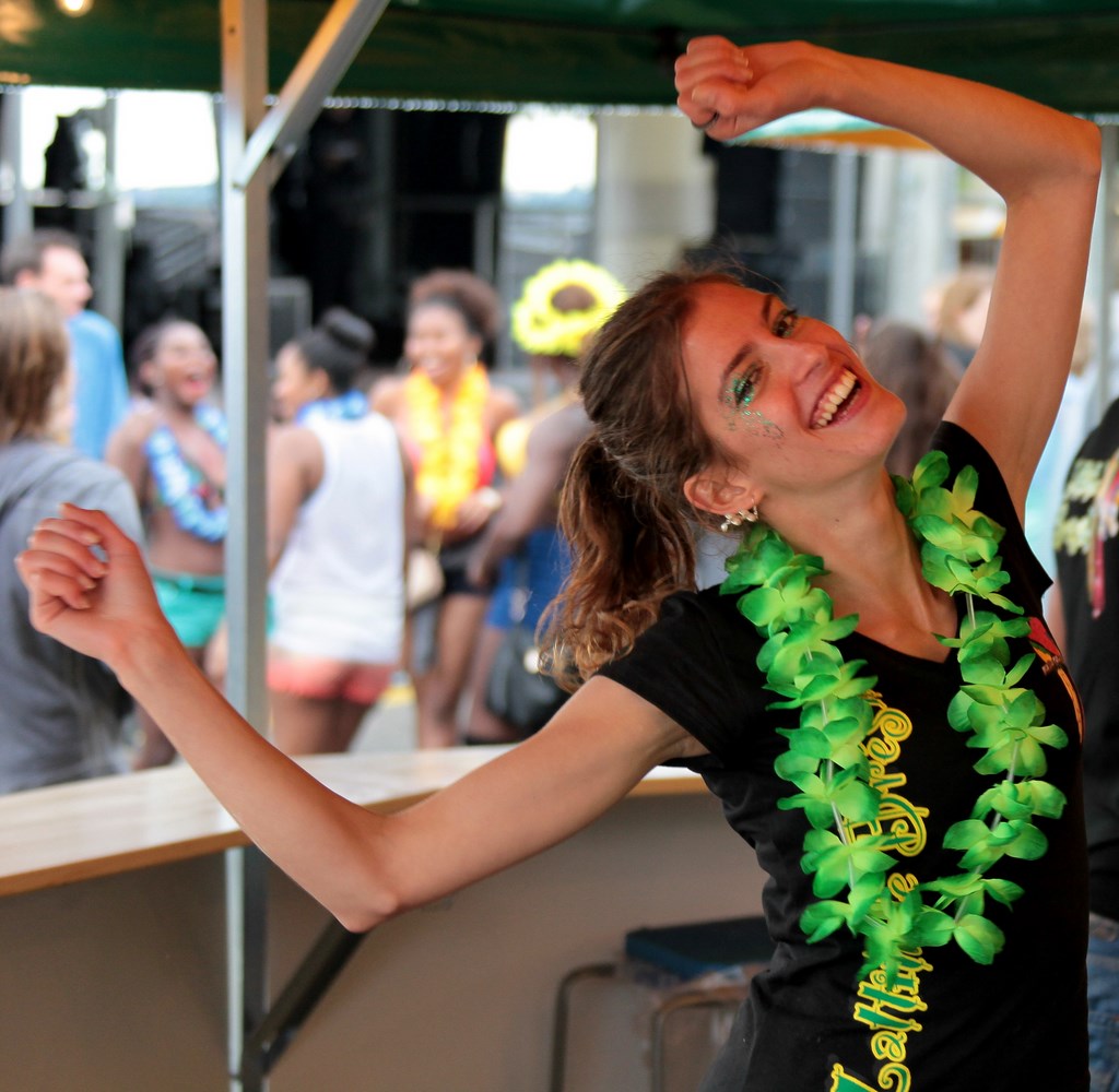 Belle serveuse sourire cheveux long maquillage collier de fleurs qui danse Lake Parade Geneve Suisse