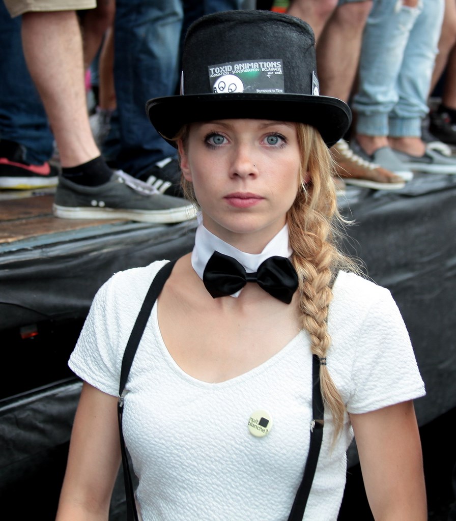 Jolie blonde avec costume et noeud papillon Toxid Animation Lake Parade Geneve Suisse