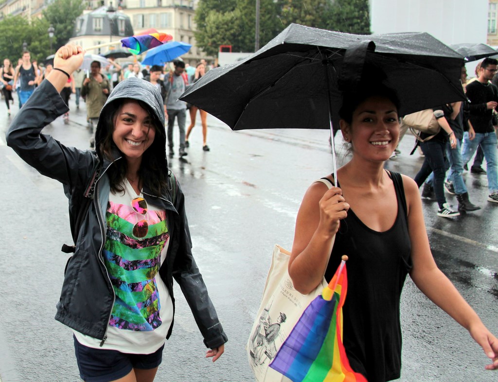Jeune femme sourire sous la pluie Gay Pride Paris 2014 fiertés lesbiennes gaies bi trans homophobie homosexuel