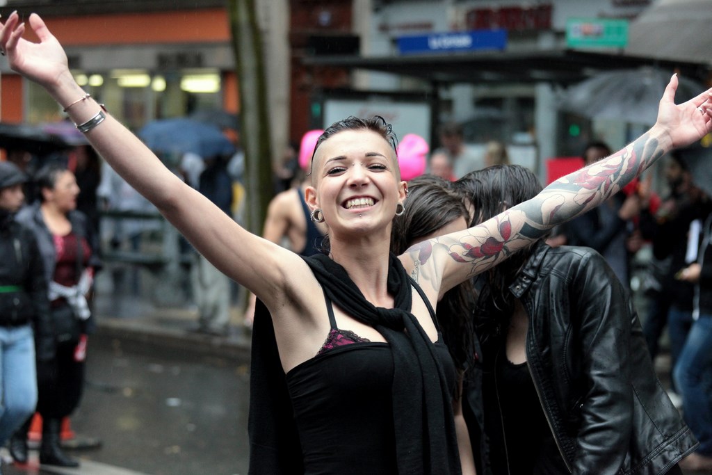 Girl smilling tatoo Gay Pride Paris 2014 fiertés lesbiennes gaies bi trans homophobie homosexuel
