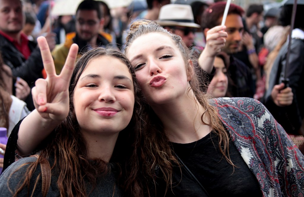 Jeunes nenettes Gay Pride Paris 2014 fiertés lesbiennes gaies bi trans homophobie homosexuel