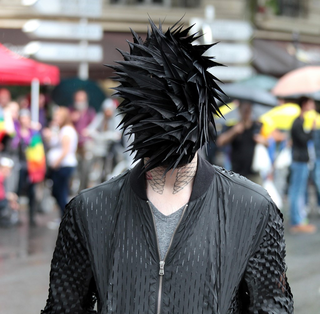 Homme masque en plumes noires Gay Pride Paris 2014 fiertés lesbiennes gaies bi trans homophobie homosexuel