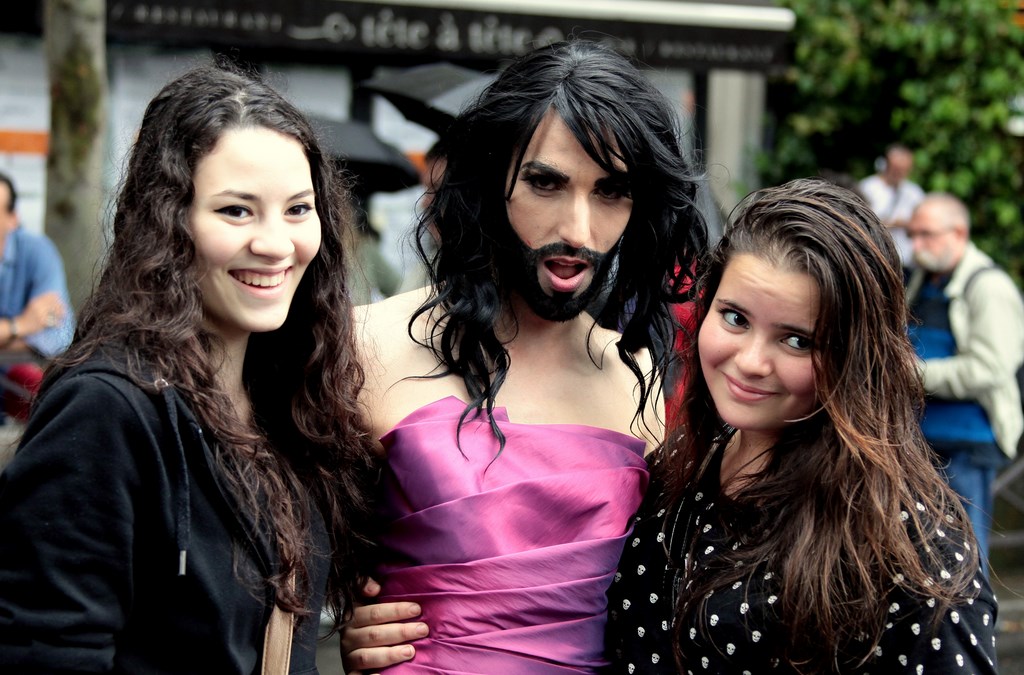 Transexuel barbu conchita wurtz Gay Pride Paris 2014 fiertés lesbiennes gaies bi homophobie homosexuel