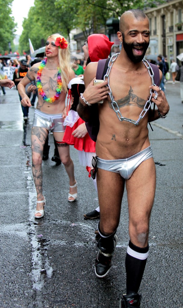Slip homme rue Gay Pride Paris 2014 fiertés lesbiennes gaies bi trans homophobie homosexuel