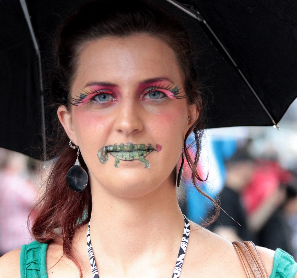 femme maquillage levres Gay Pride Paris 2014 fiertés lesbiennes gaies bi trans homophobie homosexuel