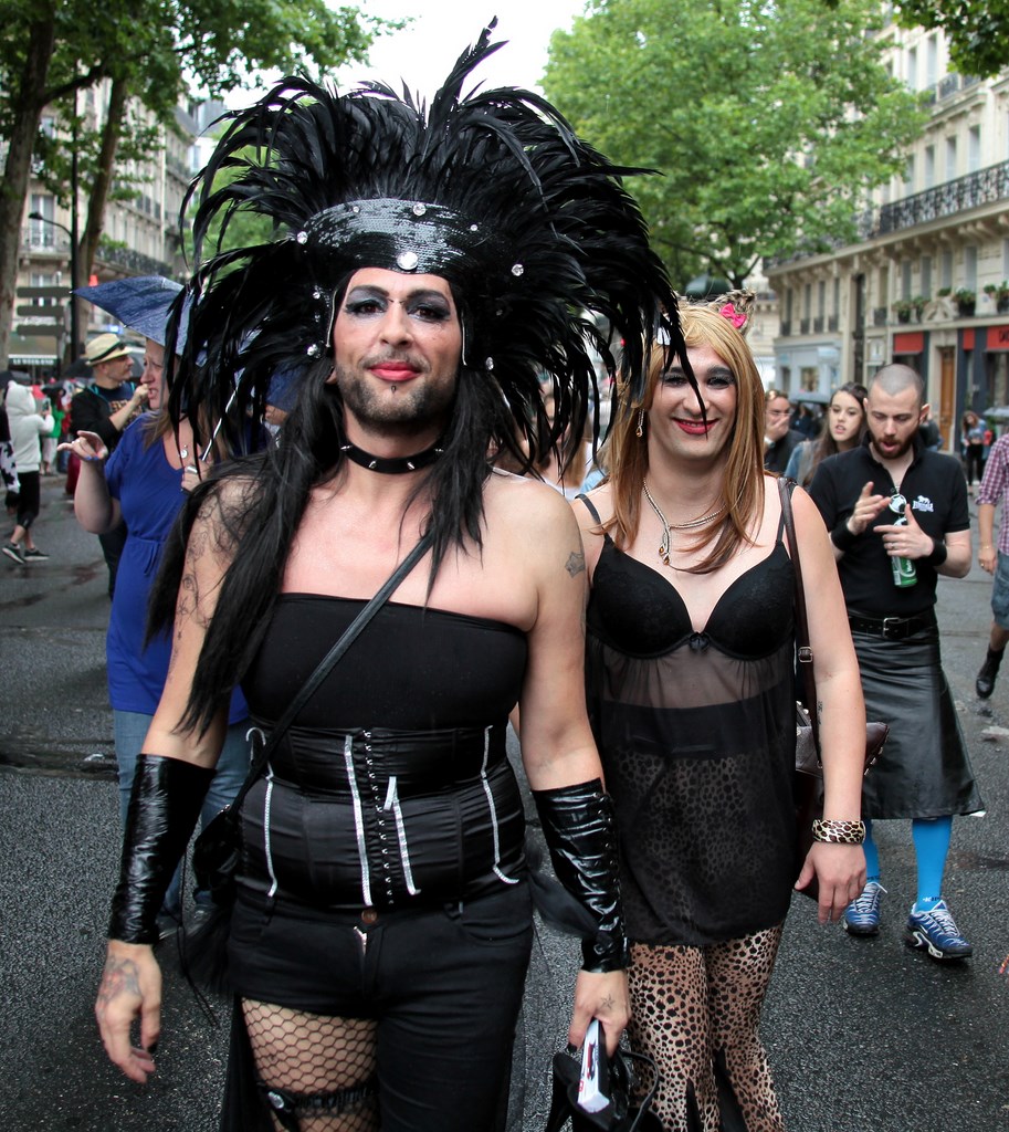 Homme coiffe plume noire Gay Pride Paris 2014 fiertés lesbiennes gaies bi trans homophobie homosexuel