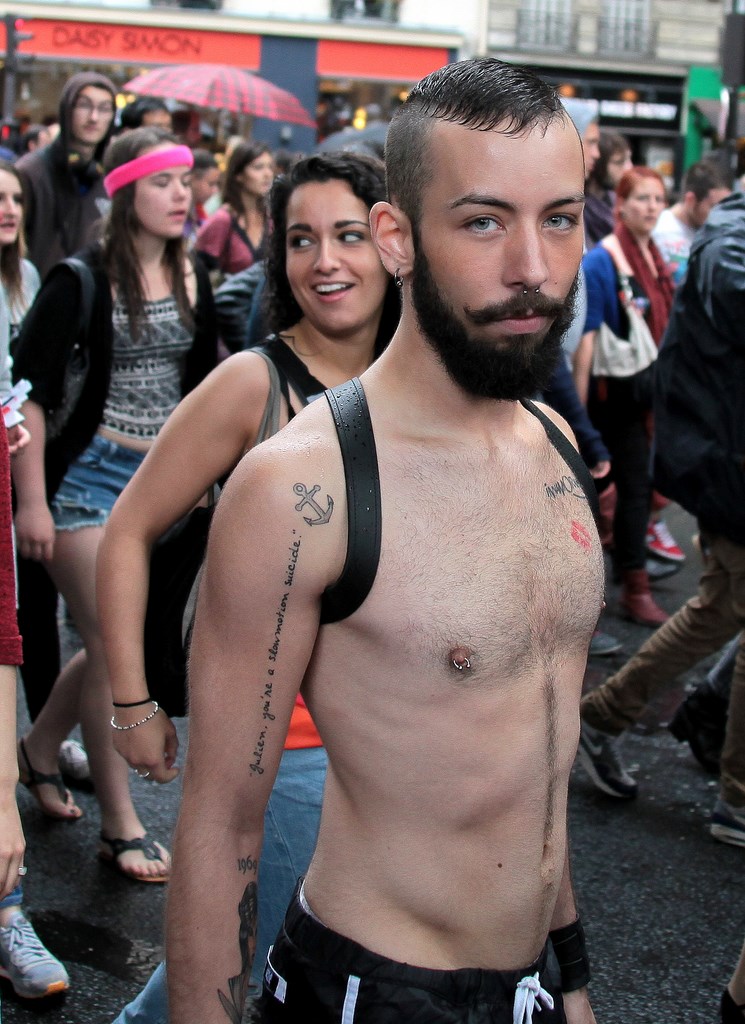 Homme torse nu tatouage ancre marine Gay Pride Paris 2014 fiertés lesbiennes gaies bi trans homophobie homosexuel