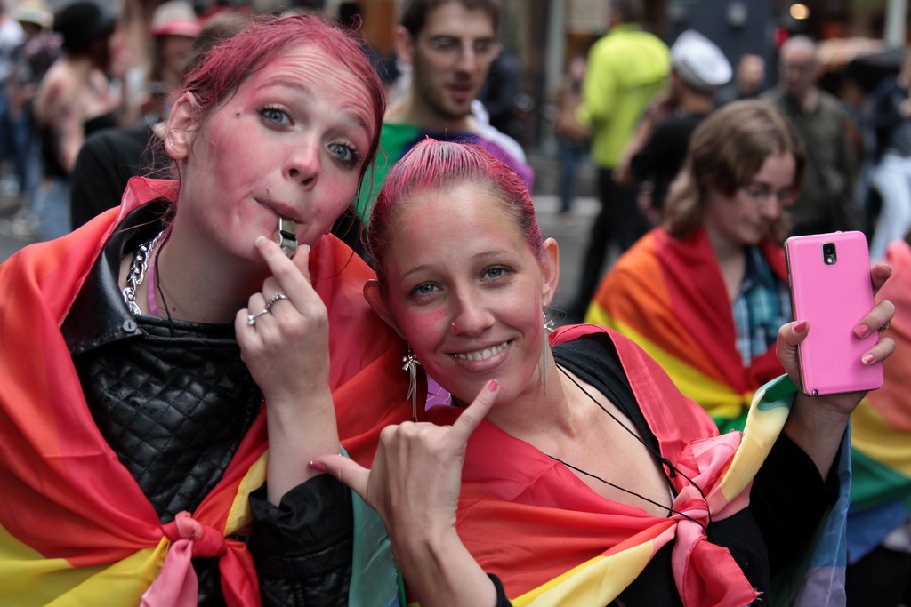 Alors heureuse Gay Pride Paris 2014 fiertés lesbiennes gaies bi trans homophobie homosexuel
