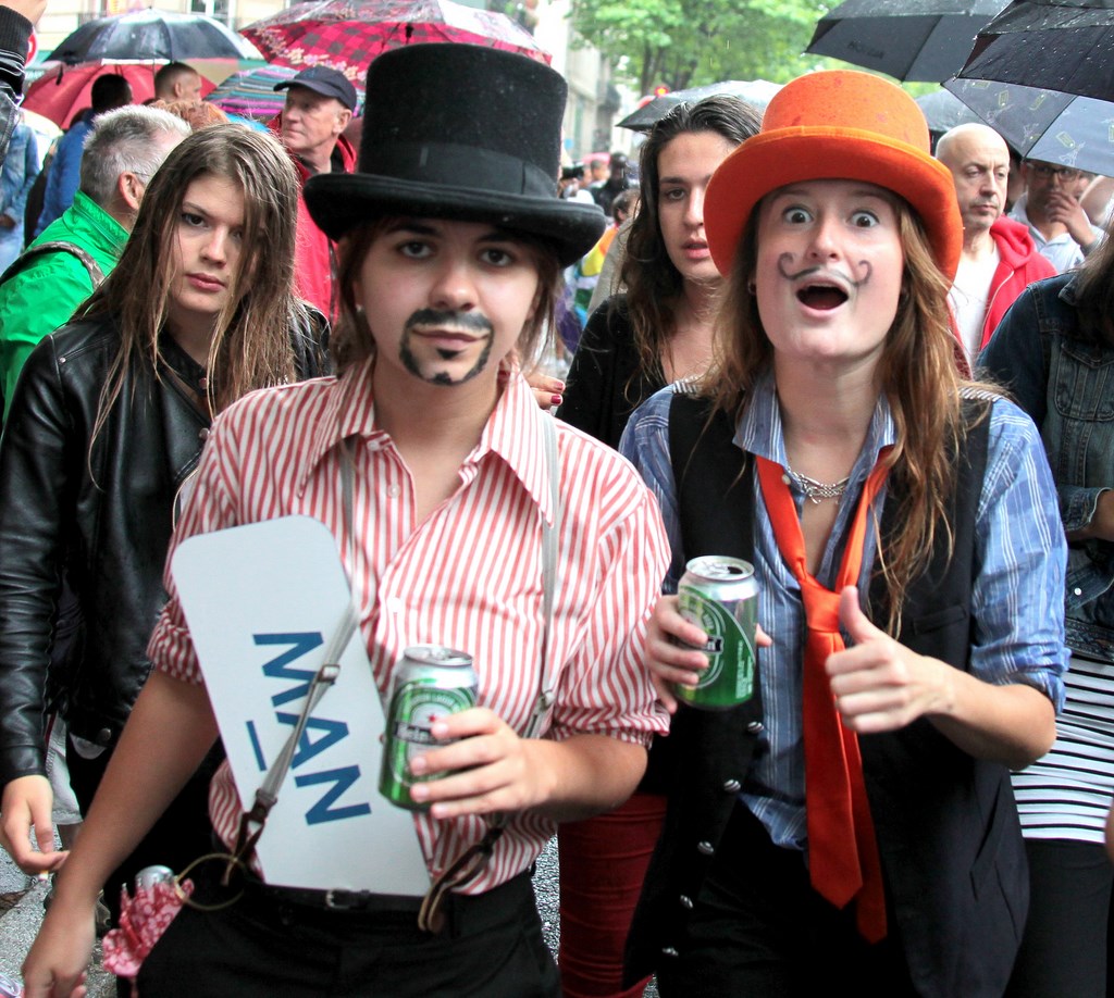 Couple a moustache et chapeau haut de forme Gay Pride Paris 2014 fiertés lesbiennes gaies bi trans homophobie homosexuel