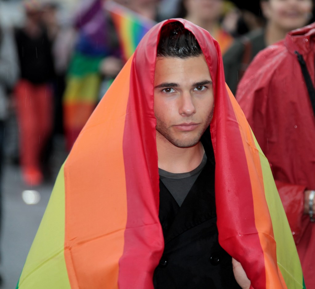 Jeune homme Gay Pride Paris 2014 fiertés lesbiennes gaies bi trans homophobie homosexuel