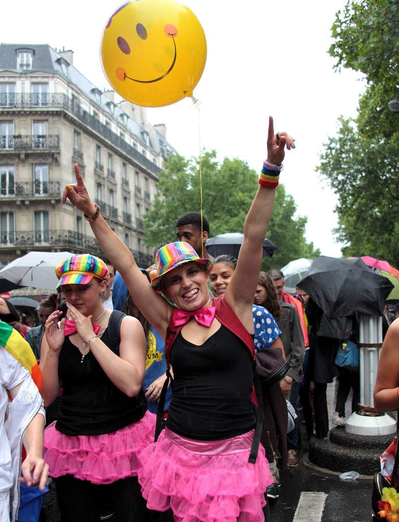 Nana ballon jaune smilley Tee shirt blanc Gay Ok Paris 2014 fiertés lesbiennes gaies bi trans homophobie homosexuel