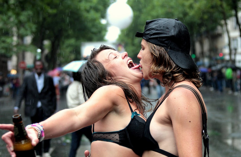 Baiser lesbien avec la langue Gay Pride Paris 2014 fiertés lesbiennes gaies bi trans homophobie homosexuel