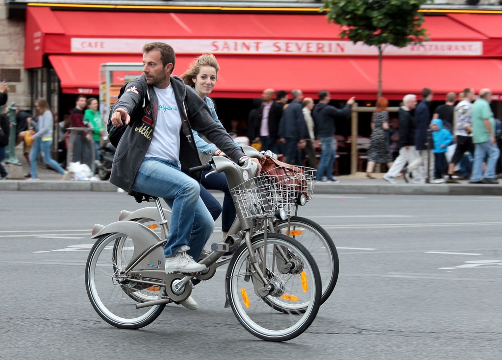 Velib système de vélos en libre-service de Paris Couple faisant du Velib dans Paris France