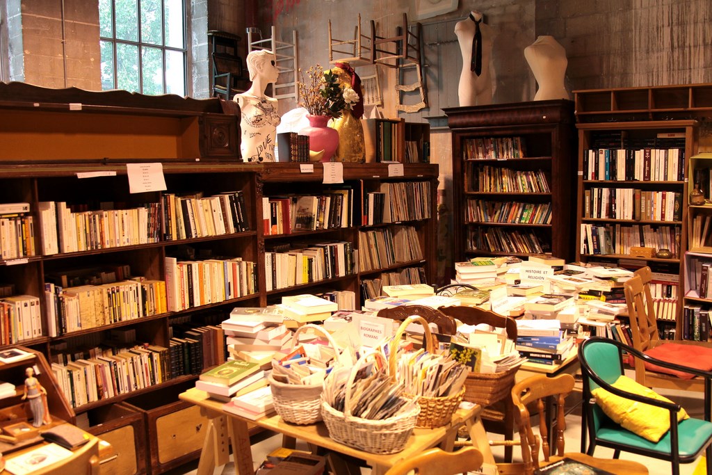 Association Emmaüs meubles, de la vaisselle, des vêtements, des accessoires, des bibelots, à des prix dérisoires Paris France