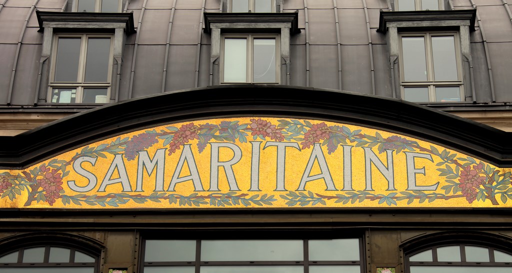 La Samaritaine est un grand magasin situé en bords de Seine au niveau du Pont Neuf dans le 1er arrondissement de Paris