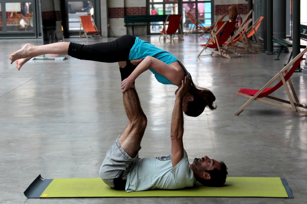 Couple acro yoga 104 Paris France espace de production artistique