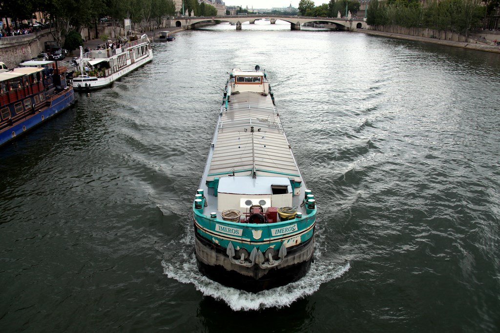 Transport fluvial en France peniche sur la Seine Paris