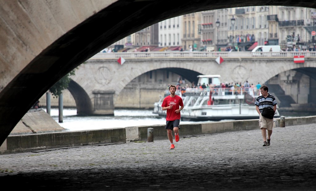 Homme running Paris tee shirt rouge