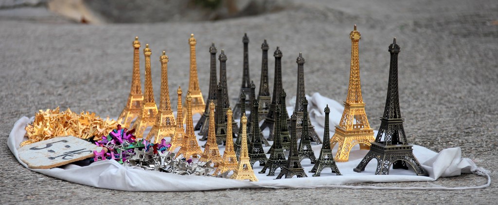 Vente à la sauvette tour Eiffel Miniature Paris France