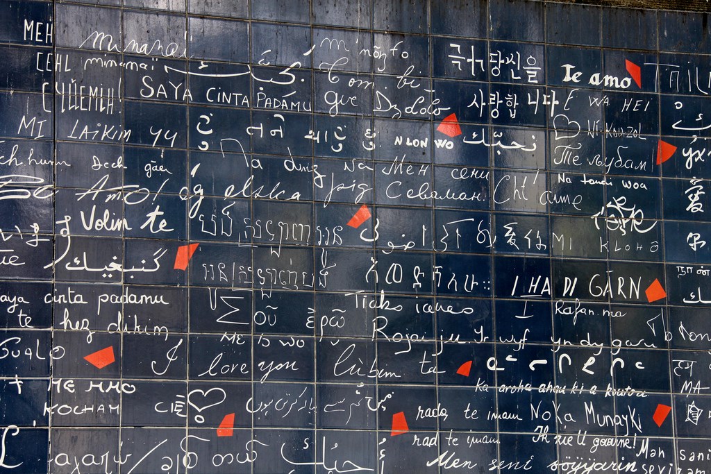 Oeuvre de Frédéric Baron déclarations d’amour dans toutes les langues Mur des Je t'aime Paris France