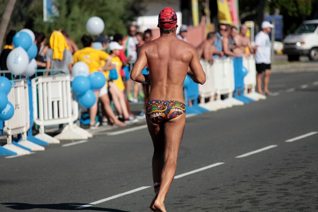 Nageur sortie de l'eau transition natation vélo T1 Triathlon Nouméa Nouvelle-Calédonie