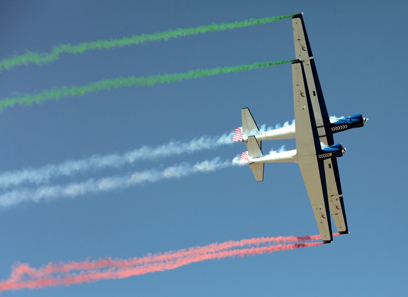 motorglider Fourniers Blue Voltige al ain airshow UAE  voler en planeur au-dessus du desert moyen orien Middle east Abu Dhabi Dubai