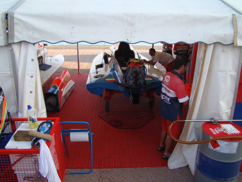 Mechanic Powerboat stand F1 powerboat racing World Championship Abu Dhabi