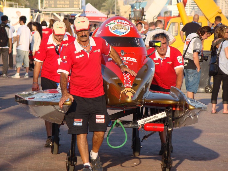 Mécaniciens Italiens Valerio Lagiannella Grand Prix motonautique d'Abu Dhabi