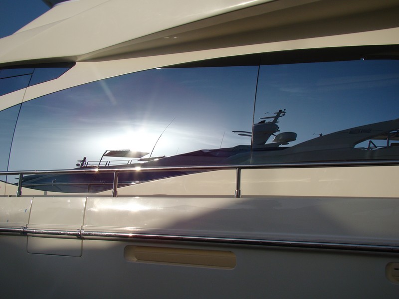 Boat show Dubai 2010 reflet soleil sur coque yatch de luxe