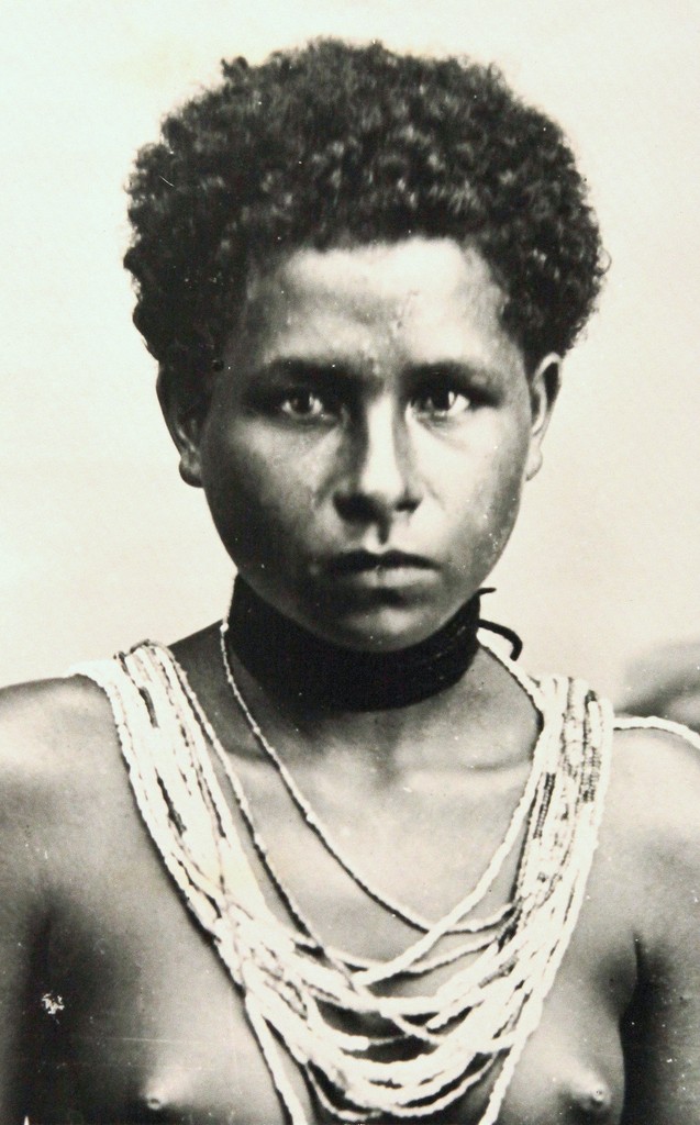 Femme indigene fille du chef Waton Nouvelle-Calédonie photographie ancienne Allan Hughan