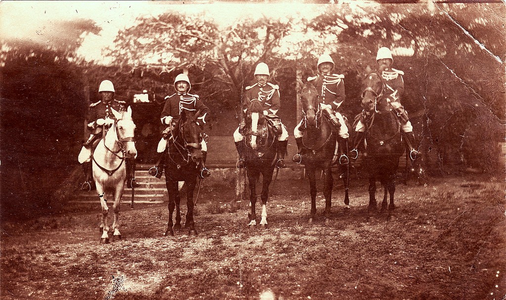 Gendarmes à cheval avec des casques coloniaux Nouvelle-Calédonie maréchaussée