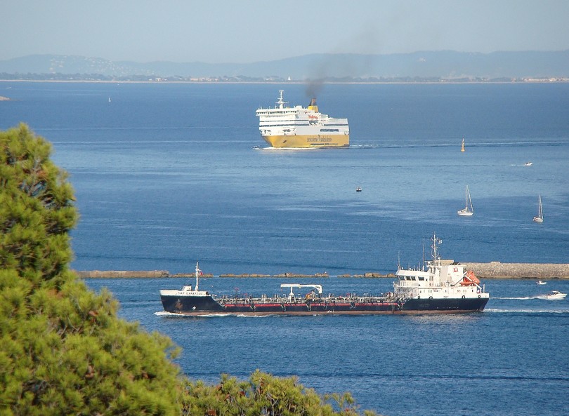 Navire fort tonnage grande passe de la rade de Toulon France