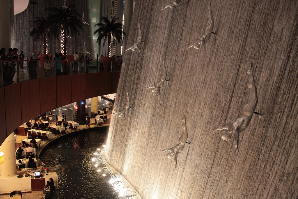 DIVERS AT DUBAI MALL WATERFALL