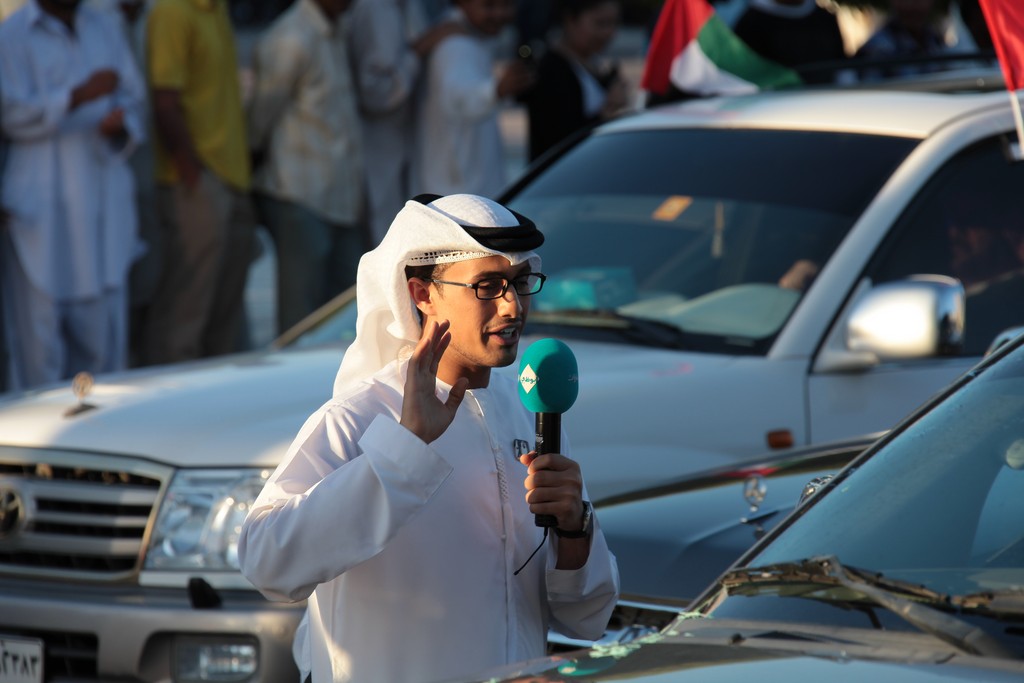 men on tv national day abu dhabi corniche street UAE presentateur TV fete nationale abou dabi 