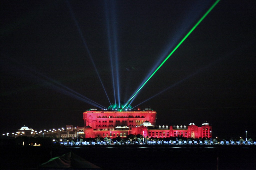 Emirates palace Abu Dhabi night red ligh national day 40th anniversary vie nocturne aux Emirats