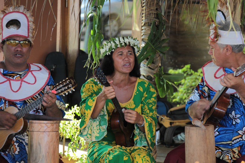 Musicien traditionnel Tahiti yukulele homme femme Polynésienne costume tahitien Polynésie Française