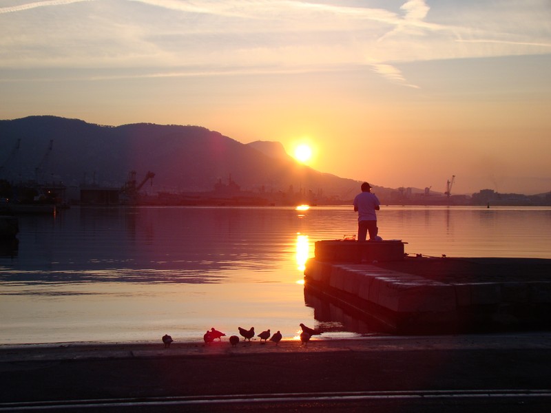 Pêcheur sur les quais la Seyne sur Mer département du Var France