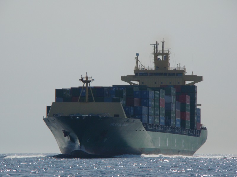Porte conteneurs Salah al Deen UASC company en Méditerranée se dirigeant vers le port de Marseille France